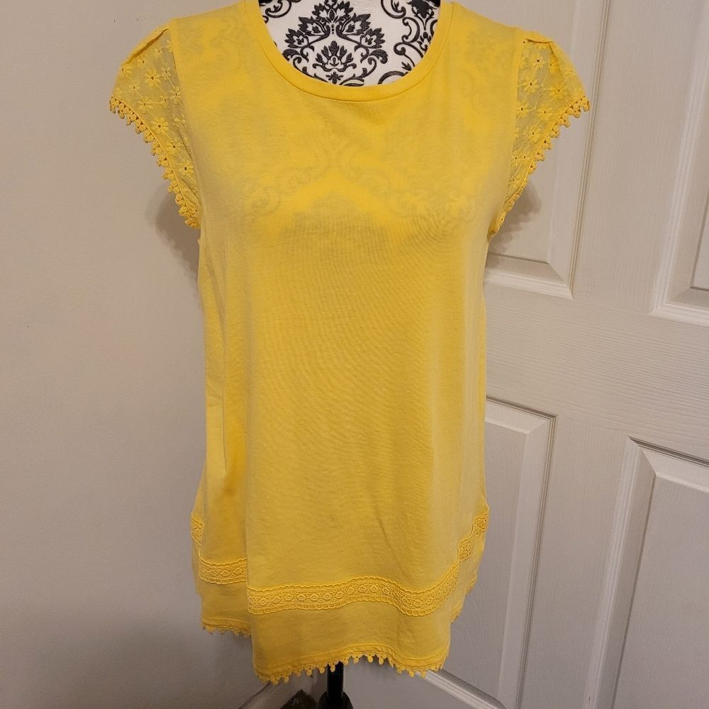 Kim Roger's yellow embroidered top‎